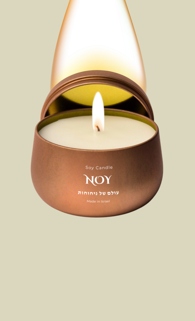 נר סויה ריחני פתוח עם להבה, בתוך קופסה מעוצבת, מוצר איכותי ליצירת אווירה נעימה בבית.