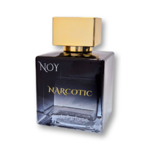 בקבוק בושם יוקרתי NARCOTIC מבית Noy Aroma בהשראת Thomas Kosmala No. 4, עם נוזל כהה ופקק זהב על רקע נקי.