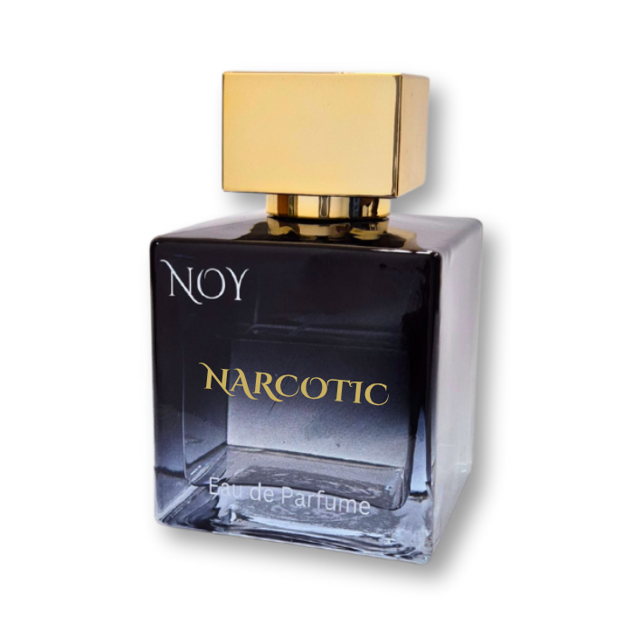 בקבוק בושם יוקרתי NARCOTIC מבית Noy Aroma בהשראת Thomas Kosmala No. 4, עם נוזל כהה ופקק זהב על רקע נקי.